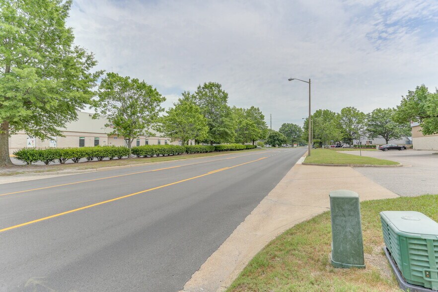 More Photos Of 1222 Executive Blvd, Chesapeake Showroom For Lease
