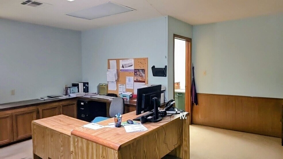 More Photos Of 212 N Church St, Jacksboro Warehouse For Sale