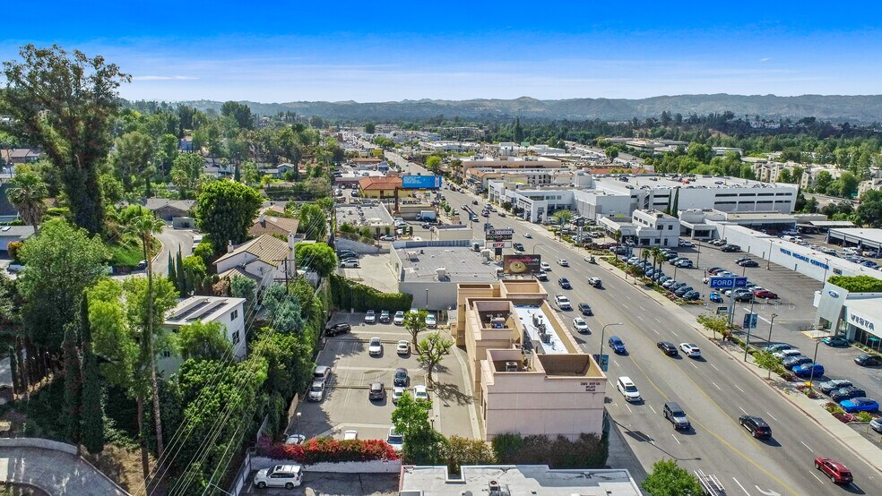 More Photos Of 21506 Ventura Blvd, Woodland Hills General Retail For Lease