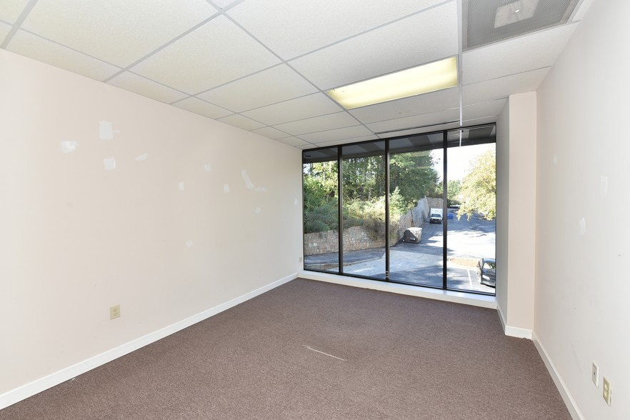 More Photos Of 3120 Medlock Bridge Rd, Peachtree Corners Light Distribution For Lease