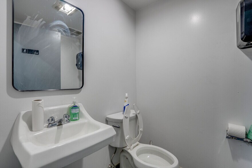 More Photos Of 34 Sullivan Rd, North Billerica Warehouse For Lease