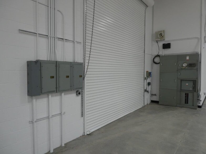 More Photos Of 1411 Railroad St, Glendale Warehouse For Lease
