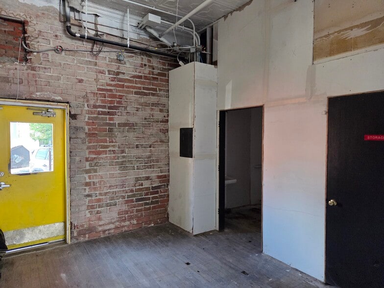 More Photos Of 2218 College St, Cedar Falls Storefront For Lease
