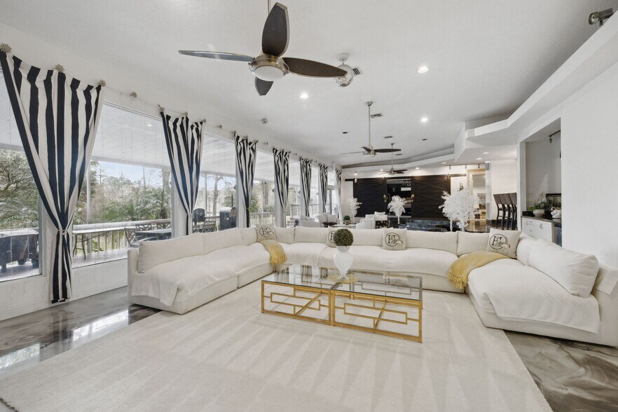 More Photos Of 8463 Beach Blvd, Jacksonville Freestanding For Lease