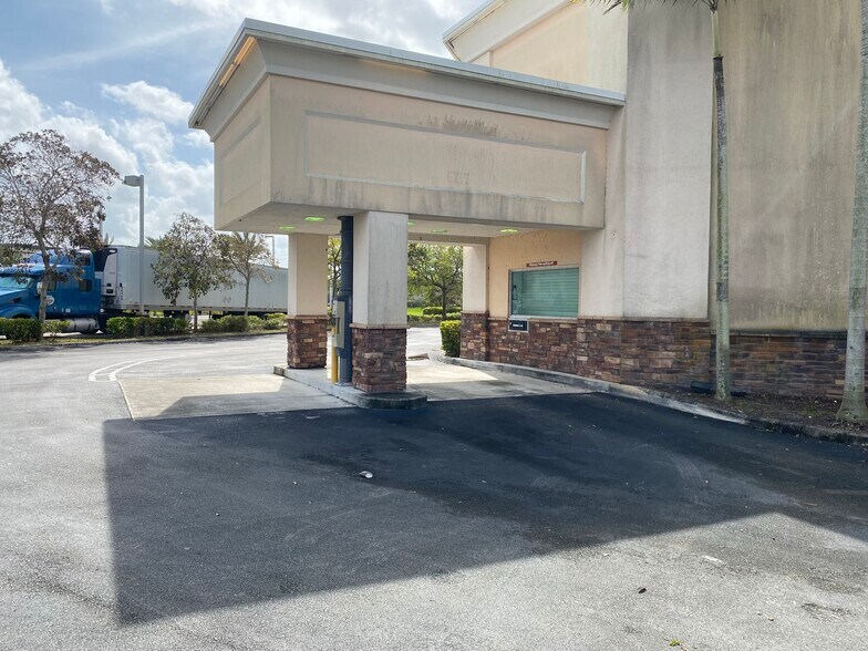 More Photos Of 10001 Sheridan St, Hollywood Drugstore For Lease