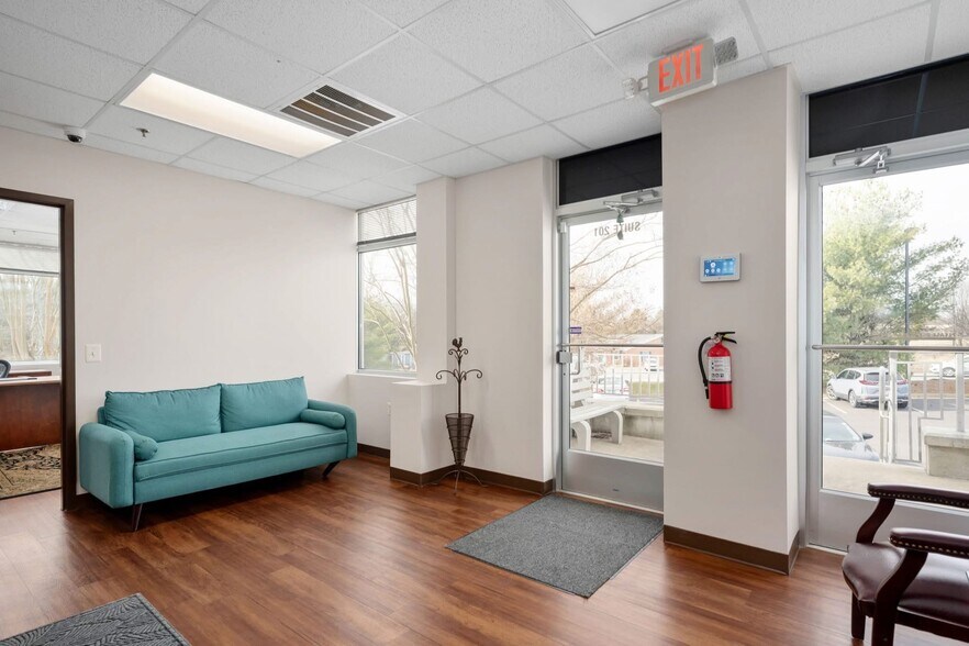 More Photos Of 927 Maple Grove Dr, Fredericksburg Office For Sale