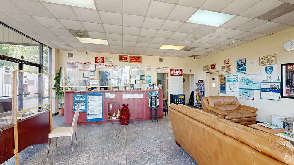 Primary Photo Of 11239 Veterans Memorial Dr, Houston Auto Repair For Sale