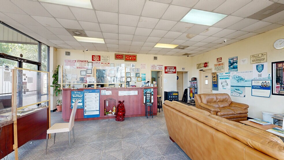 Primary Photo Of 11239 Veterans Memorial Dr, Houston Auto Repair For Sale