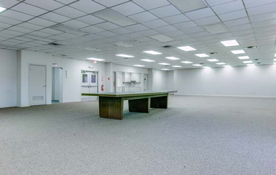 More Photos Of 228 Texas Ave, Hooks Office For Lease