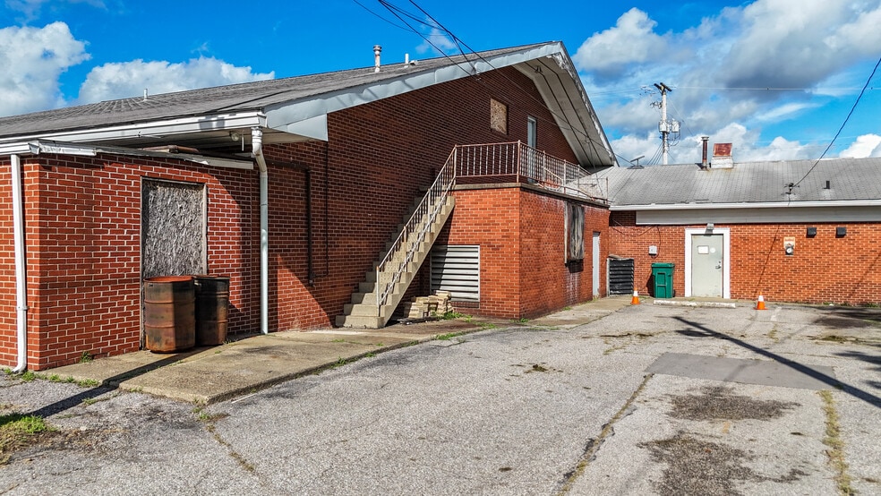 More Photos Of 38140 OH-7, Newport Showroom For Sale