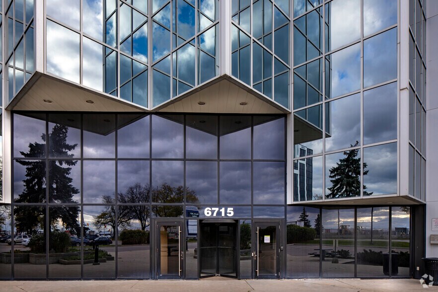 More Photos Of 6715 Airport Rd, Mississauga Unknown For Lease