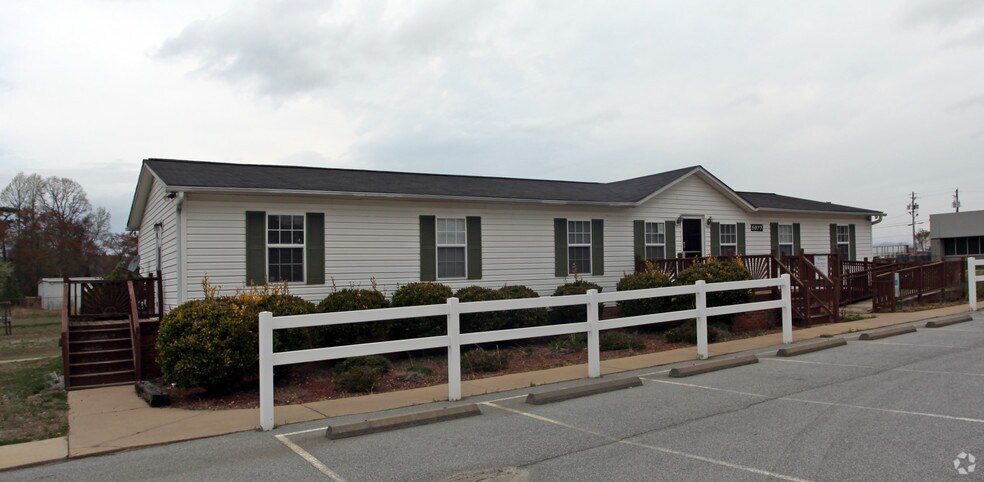 Primary Photo Of 5077 Hendersonville Rd, Fletcher Office For Lease