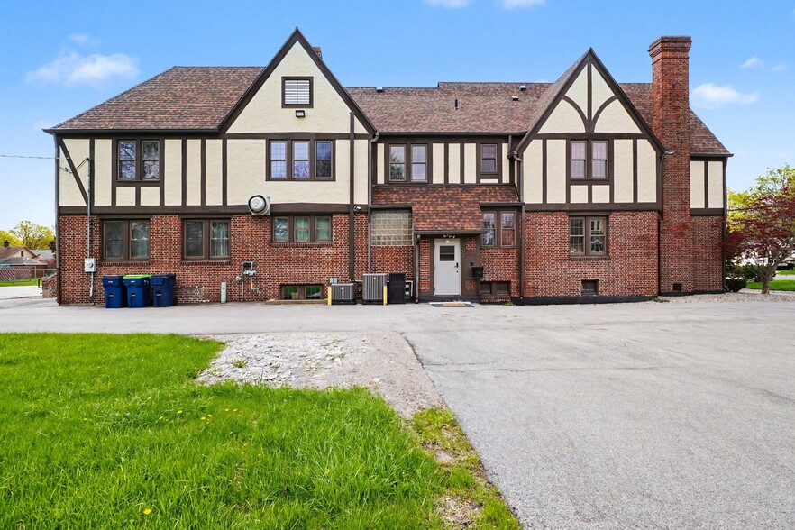 Primary Photo Of 302 N Trumbull St, Bay City Hotel For Sale