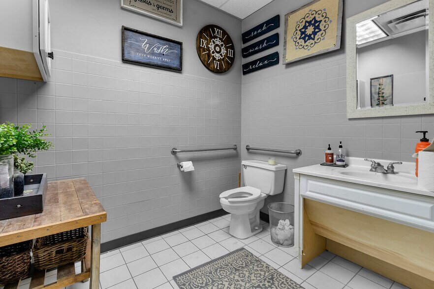 More Photos Of 99 E Carmel Dr, Carmel Storefront Retail Office For Lease