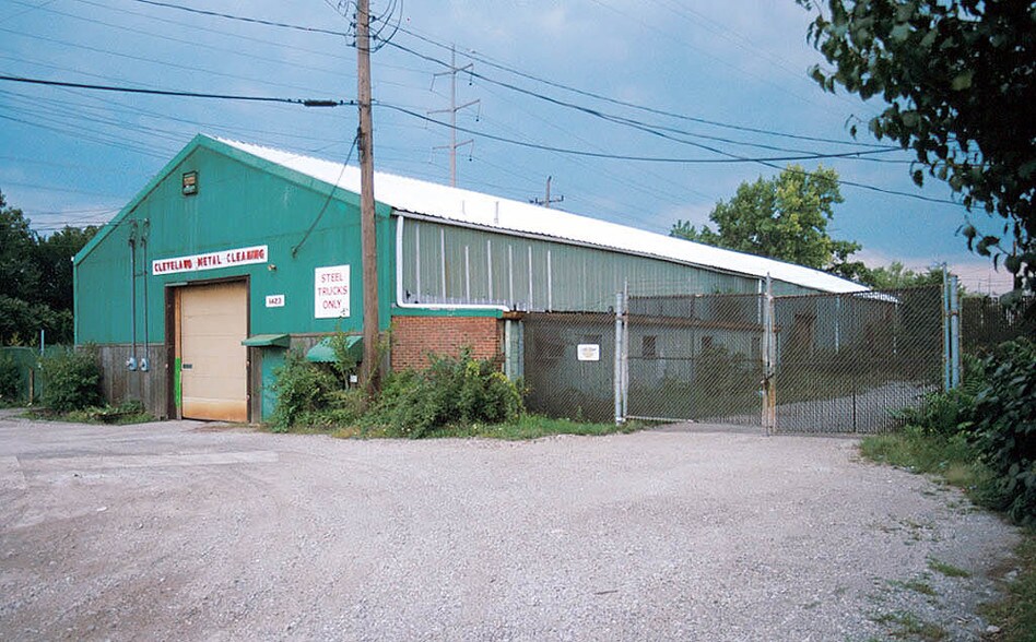 More Photos Of 1423 Dille Rd, Euclid Warehouse For Lease