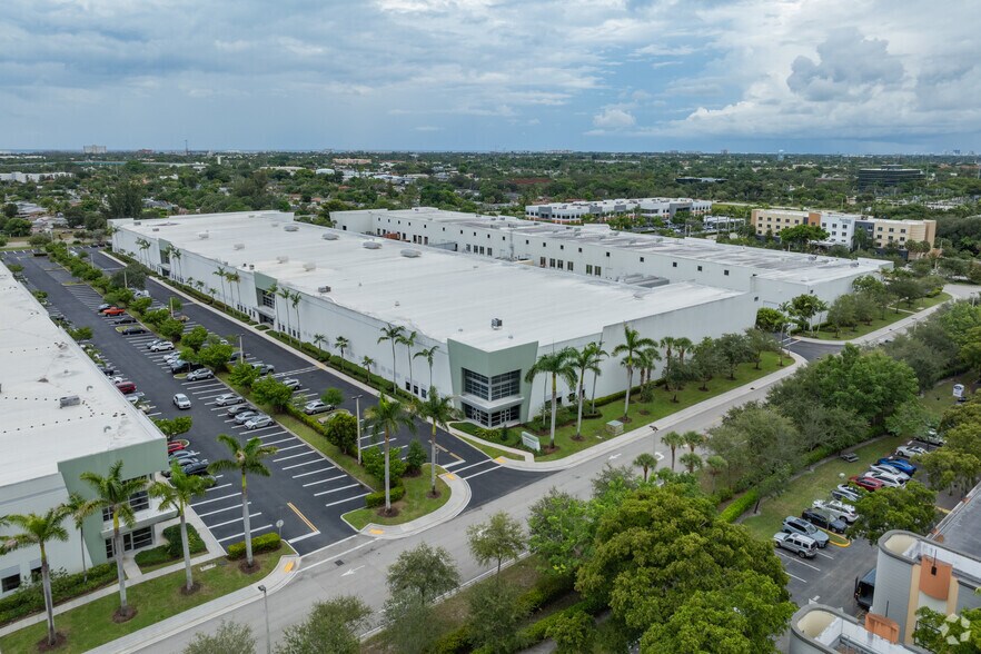 More Photos Of 400 Hillsboro Technology Dr, Deerfield Beach Distribution For Lease