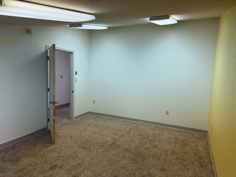 More Photos Of 403 Chatham Sq, Fredericksburg Office For Sale