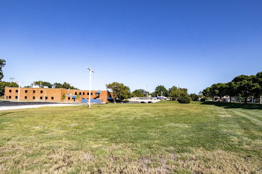 More Photos Of 1 Sunnen Dr, Maplewood Office For Lease