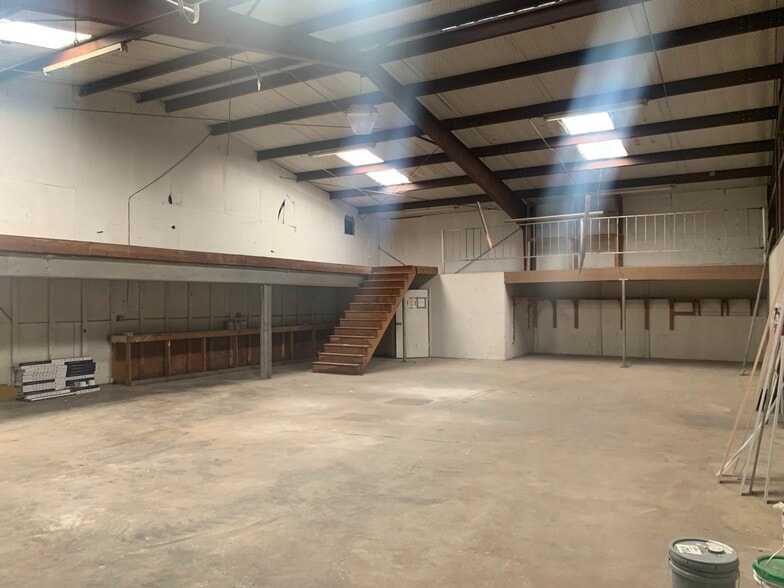 More Photos Of 3514 Copeland Dr, San Antonio Light Manufacturing For Sale