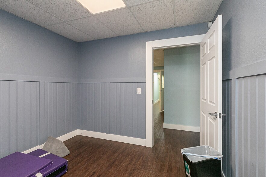 More Photos Of 500 W Daniels St, Ozark Office For Sale