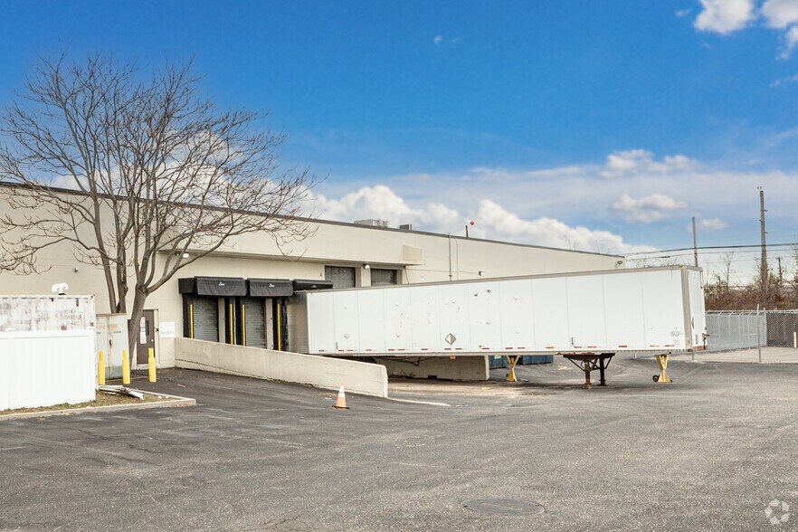 More Photos Of 1 Adams Blvd, Farmingdale Warehouse For Lease