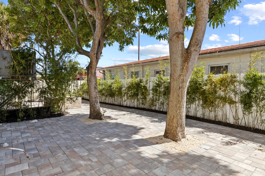 More Photos Of 7201 S Dixie Hwy, West Palm Beach Restaurant For Lease