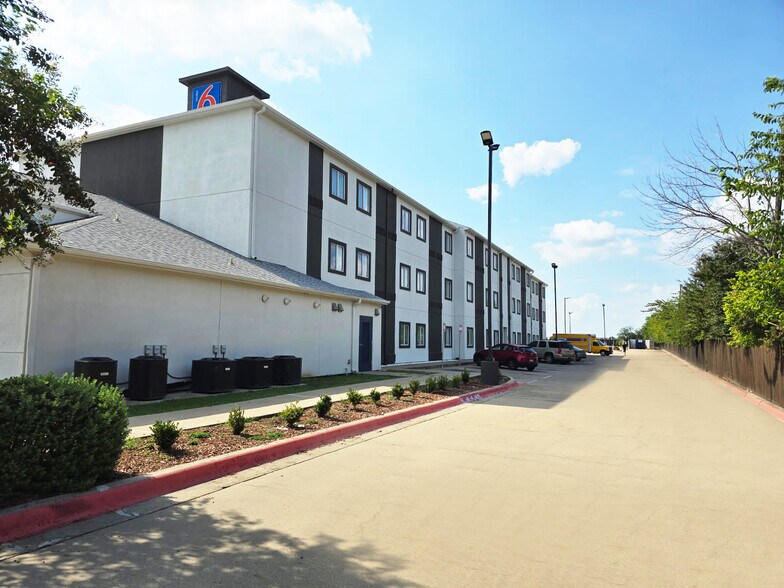 More Photos Of 1720 W Henderson St, Cleburne Hotel For Sale