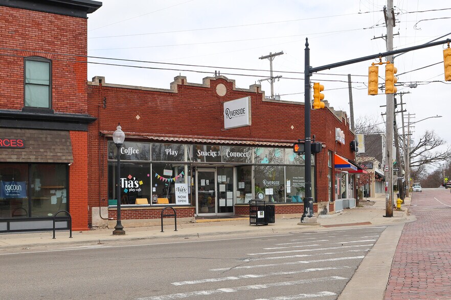 Primary Photo Of 1533 Wealthy St SE, Grand Rapids Storefront For Lease