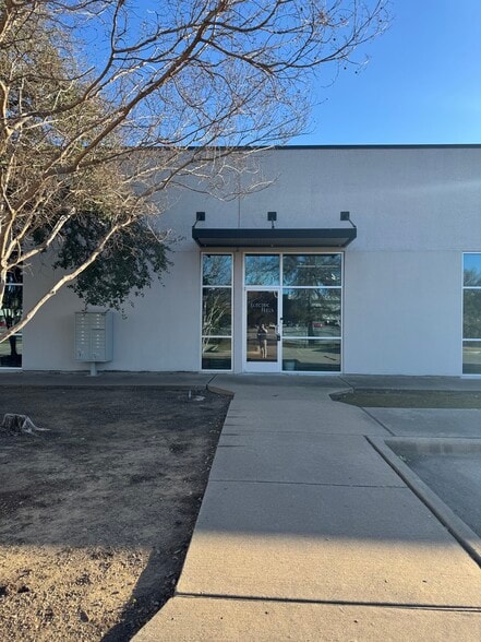 More Photos Of 1380 River Bend Dr, Dallas Office For Sale