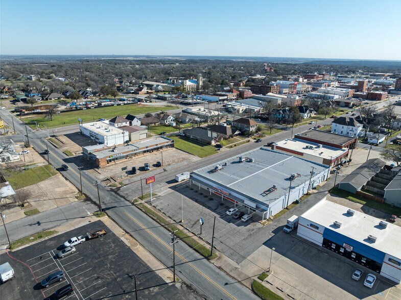 More Photos Of 200 S Armstrong Ave, Denison Storefront For Sale