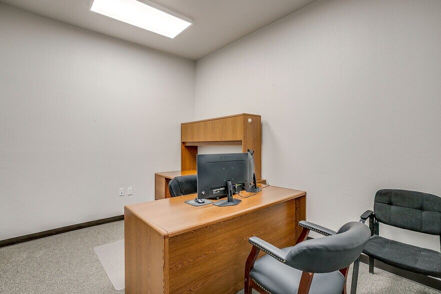 More Photos Of 949 Hilltop Dr, Weatherford Office For Lease