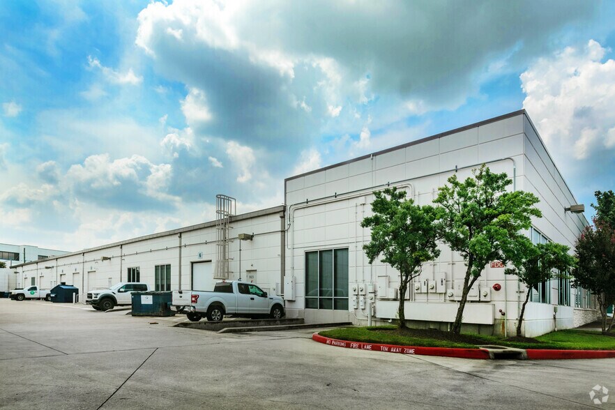 Primary Photo Of 8825-8837 N Sam Houston Pky W, Houston Flex For Lease