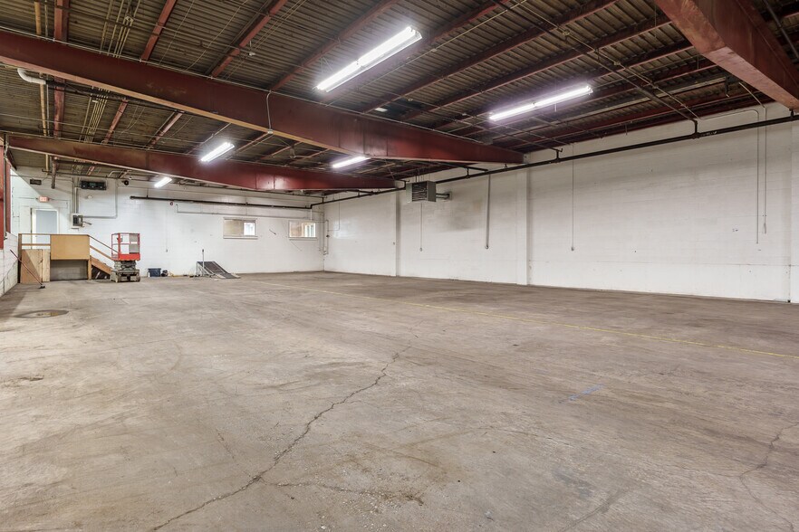 More Photos Of 3944 Auburn St, Rockford Warehouse For Lease