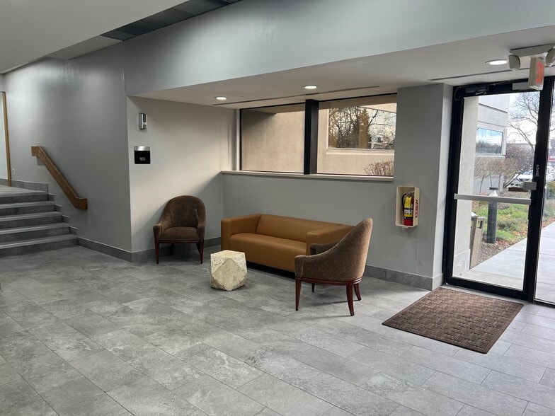 More Photos Of 31500 W 13 Mile Rd, Farmington Hills Medical For Lease