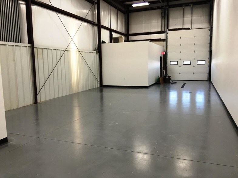 More Photos Of 1335 Plainview Dr, Oshkosh Warehouse For Lease