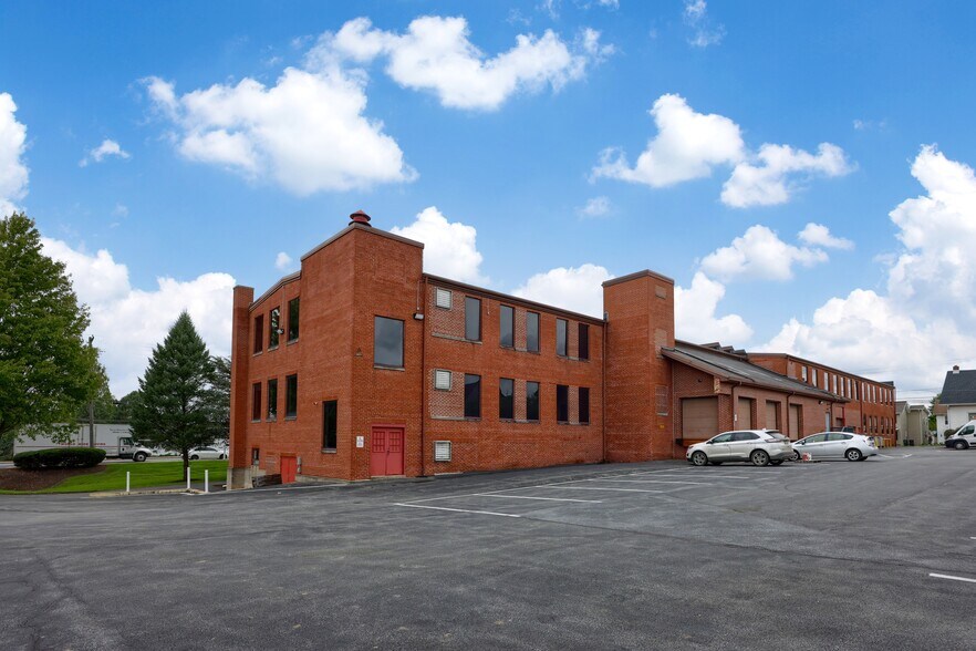 More Photos Of 704 Main St, Akron Flex For Sale