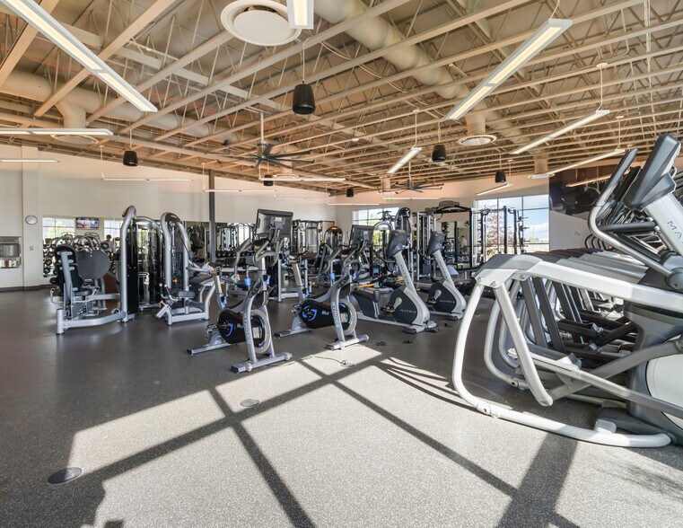 More Photos Of 808 S Vanguard Way, Meridian General Retail For Sale