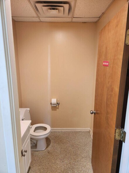 More Photos Of 502 Twin Bridges Rd, Alexandria Self Storage For Lease