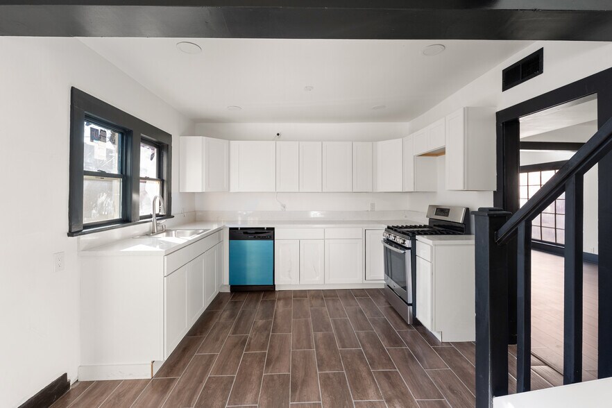 More Photos Of 1825 Baker St, Bakersfield Specialty For Sale