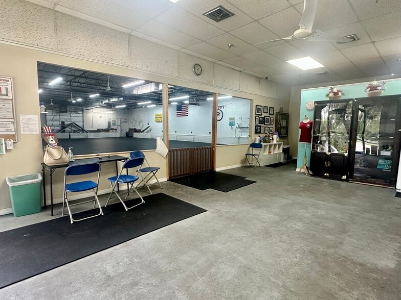 More Photos Of 1601-1605 Sunshine Dr, Clearwater Warehouse For Sale