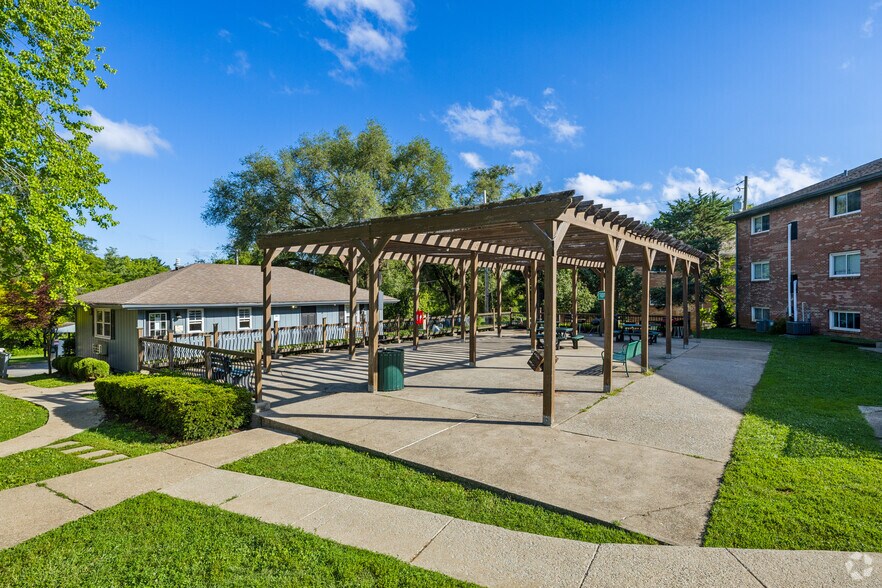 More Photos Of 2045 Cambridge Dr, Lexington Apartments For Sale