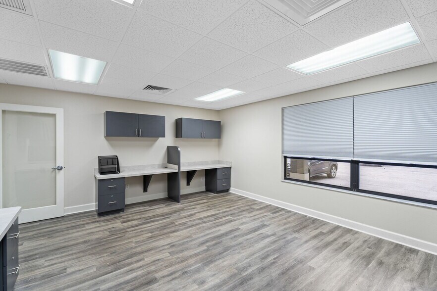 More Photos Of 6241 Arc Way, Fort Myers Office For Sale