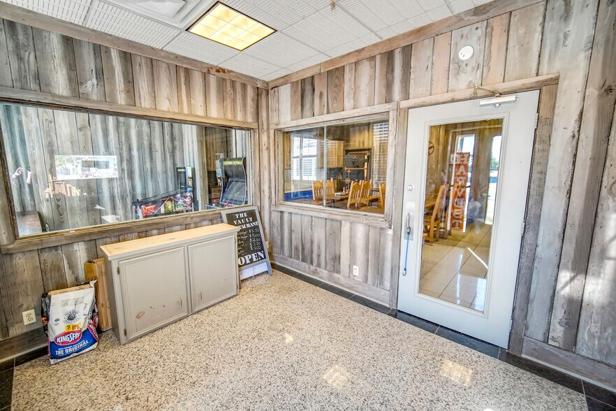 More Photos Of 111 E Dempsey St, Bryson General Retail For Sale