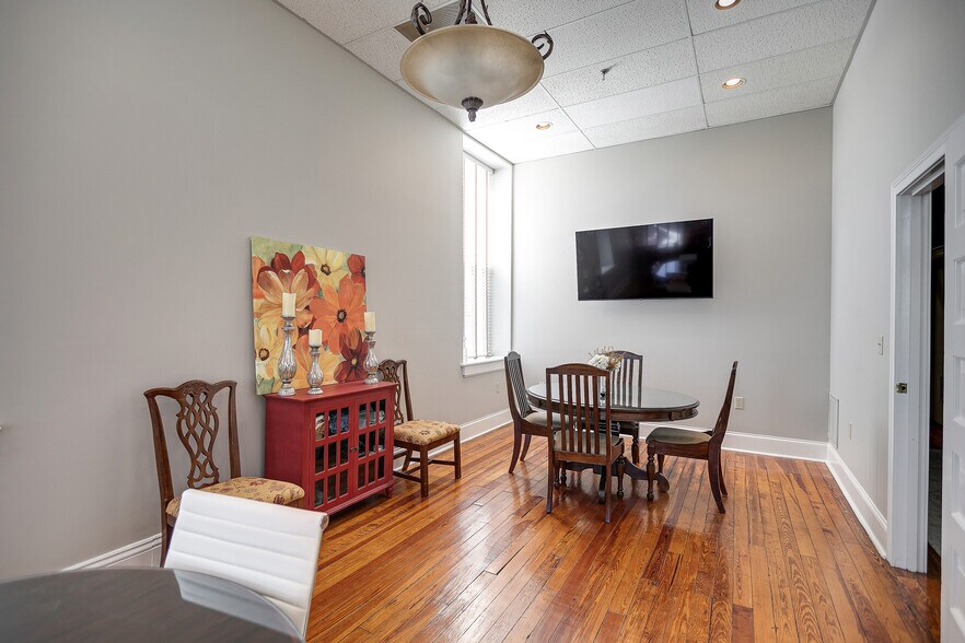 More Photos Of 809 S Main St, Columbia Office For Sale