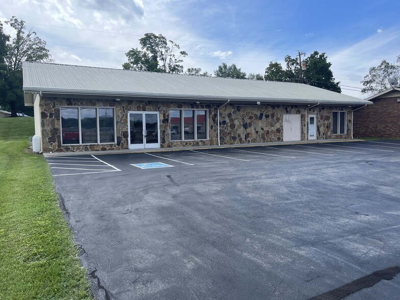 Primary Photo Of 7426 Maynardville Hwy, Knoxville Veterinarian Kennel For Sale