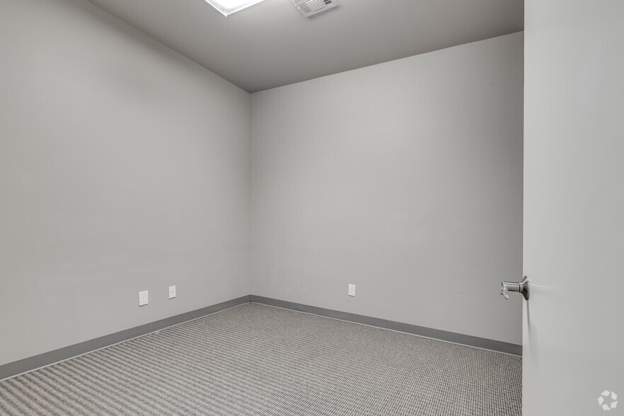 More Photos Of 12133 S Yukon Ave, Glenpool Office For Sale