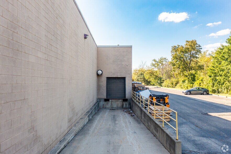 More Photos Of 15120 N Commerce Dr N, Dearborn Light Manufacturing For Lease