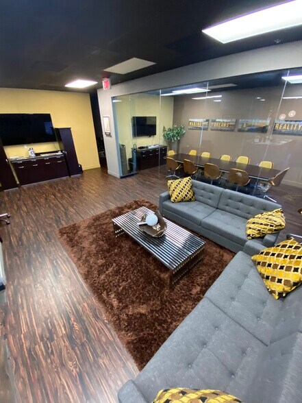 More Photos Of 7920 Webster St, Highland Office For Lease