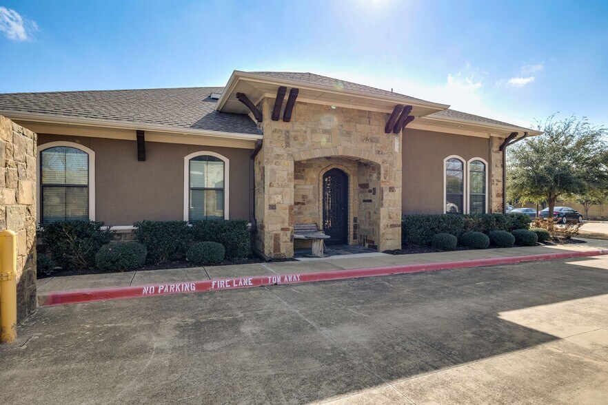 More Photos Of 8821 Davis Blvd, Keller Medical For Lease