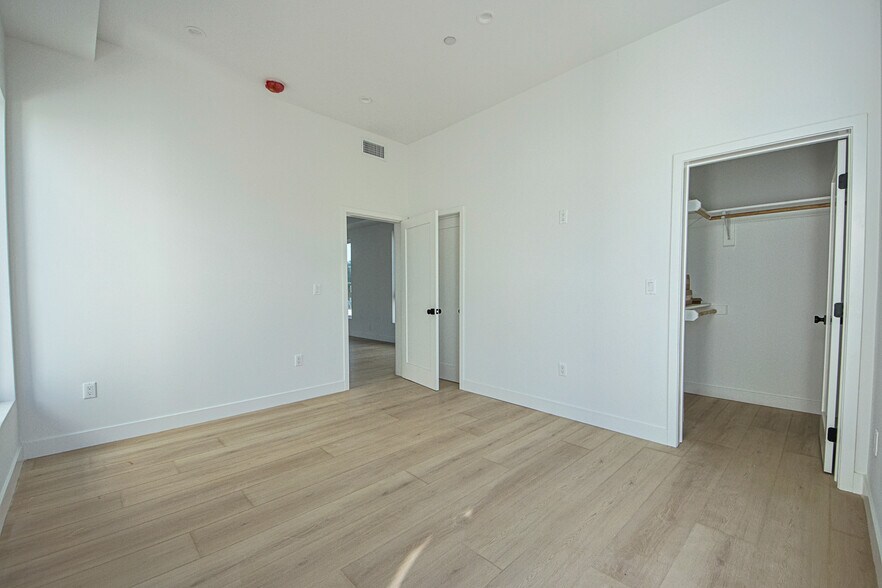 More Photos Of 6401 Odessa Ave, Lake Balboa Multifamily For Sale